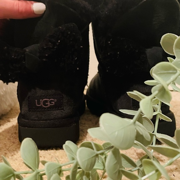 BLACK UGGS - Picture 7 of 7